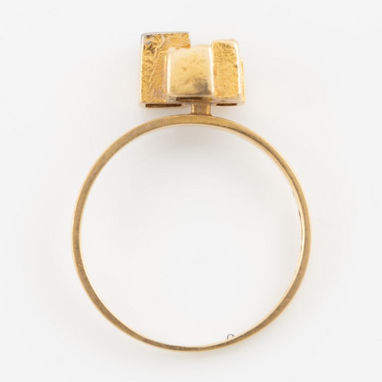Lapponia, design Björn Weckström, ring 18K gold with brilliant-cut diamond.