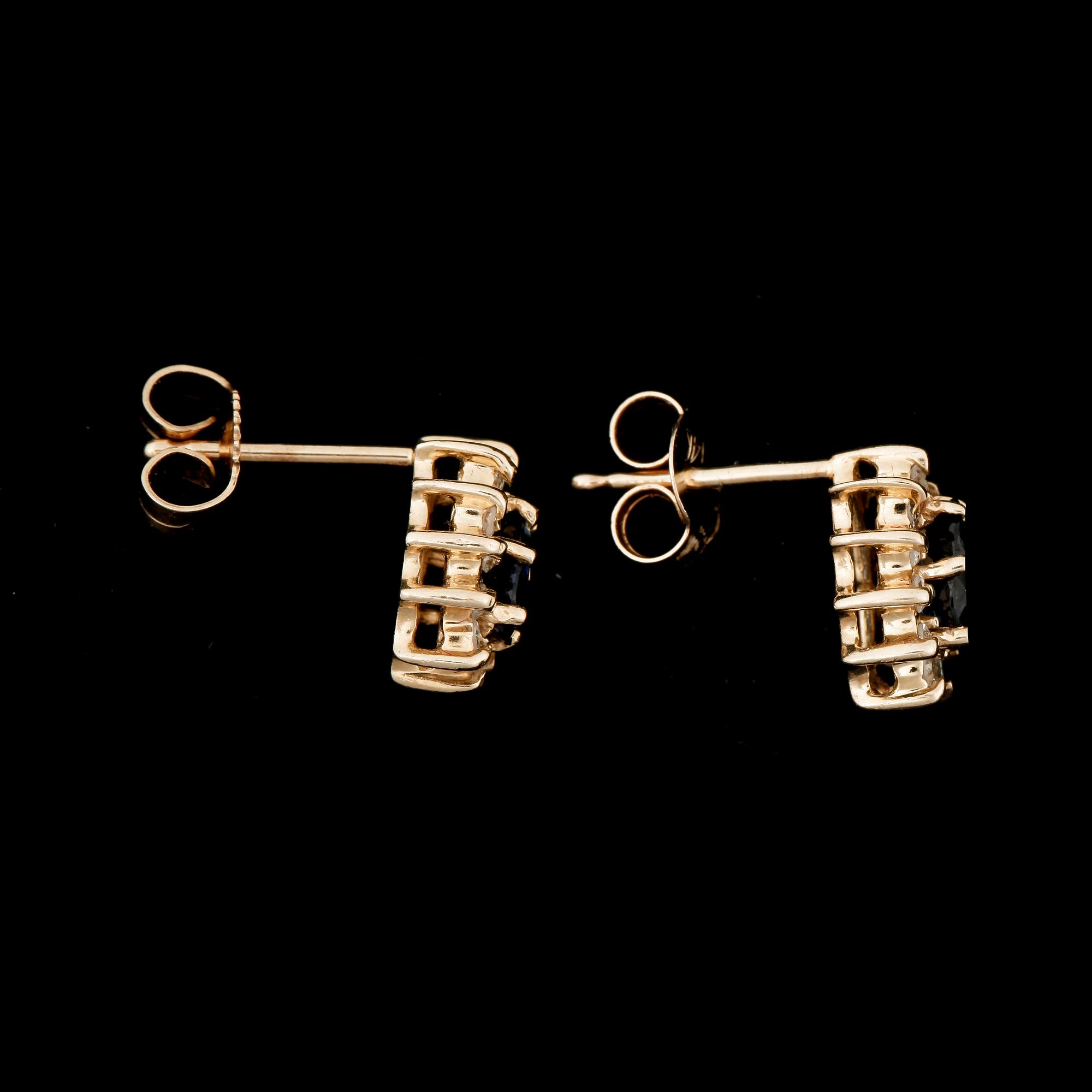 ÖRHÄNGEN, ett par, 14k guld, droppformade safirer med krans av små briljantlispade diamanter. Total vikt ca 1,8 gram.
