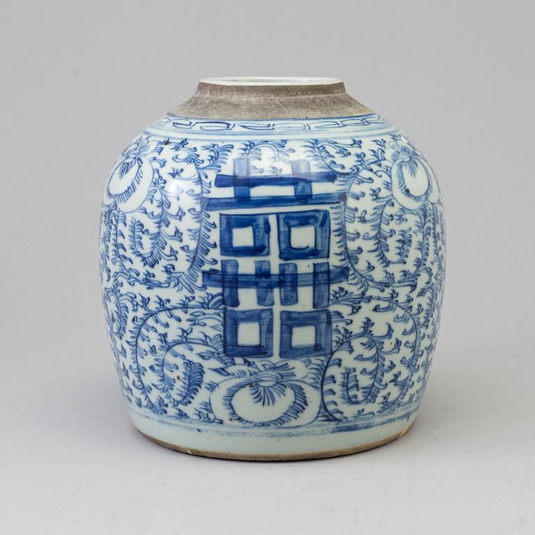 A blue and white porcelain jar, Qing dynasty, 19th century.