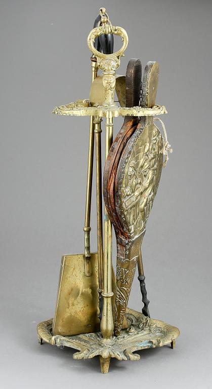 BRASUTENSILIER, 4 delar, omkring 1900.