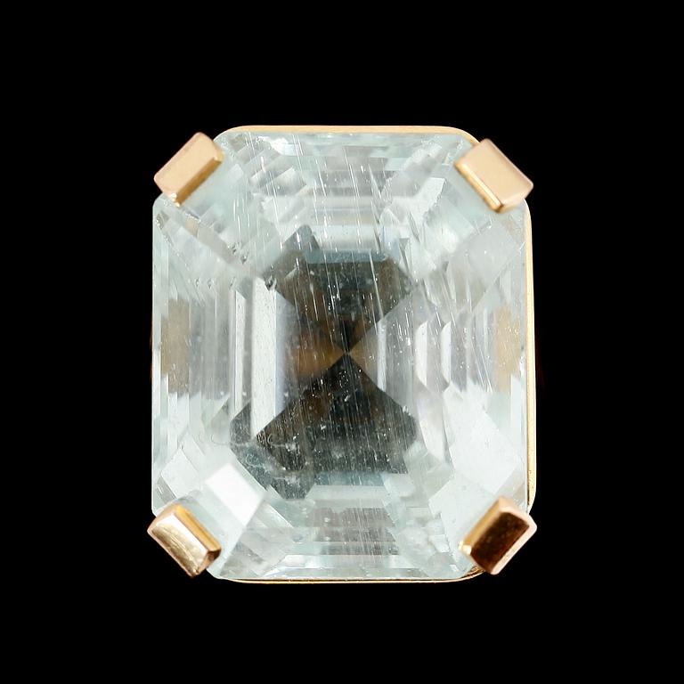 RING, 18 k, guld, stor fasetterad akvamarin ca 54 ct svenska stämplar BAG, Stockholm, 1988.