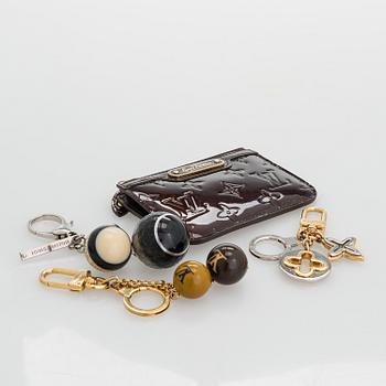LOUIS VUITTON, nyckelringar 3 st samt plånbok.
