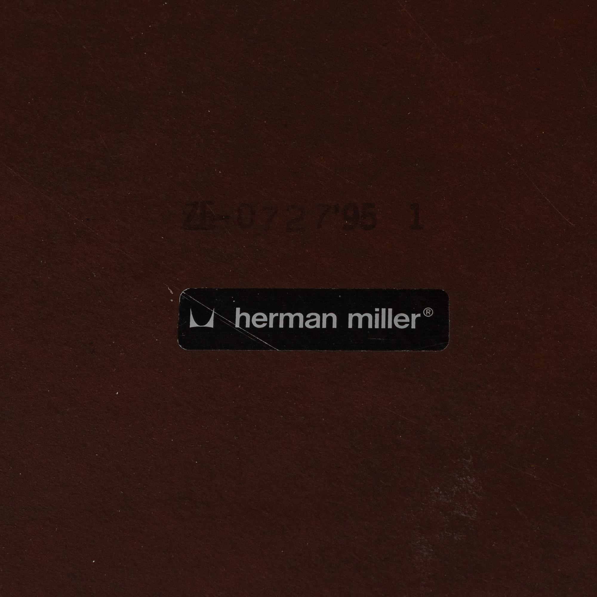 A round 'Aluminumgroup' table by Charles and Ray Eames for Herman Miller.