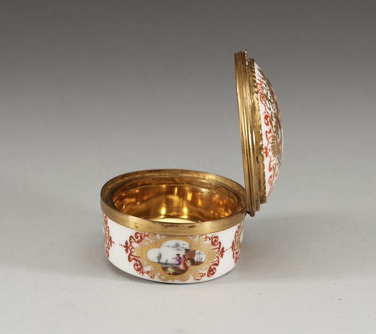 A silver gilt mounted Meissen tabatiere, ca 1730.