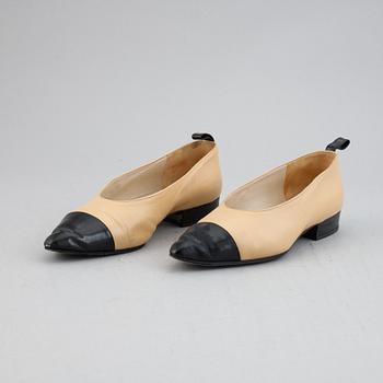 Chanel, a pair of leather shoes, size 36.