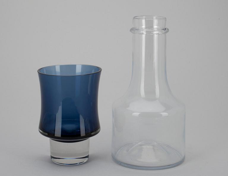 FLASKA, glas, signerad Wirkkala 2508, samt VAS, glas, signerad Tapio Wirkkala 3589. 1960-tal.