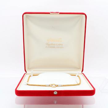 Necklace in 22K gold with round brilliant-cut diamonds.