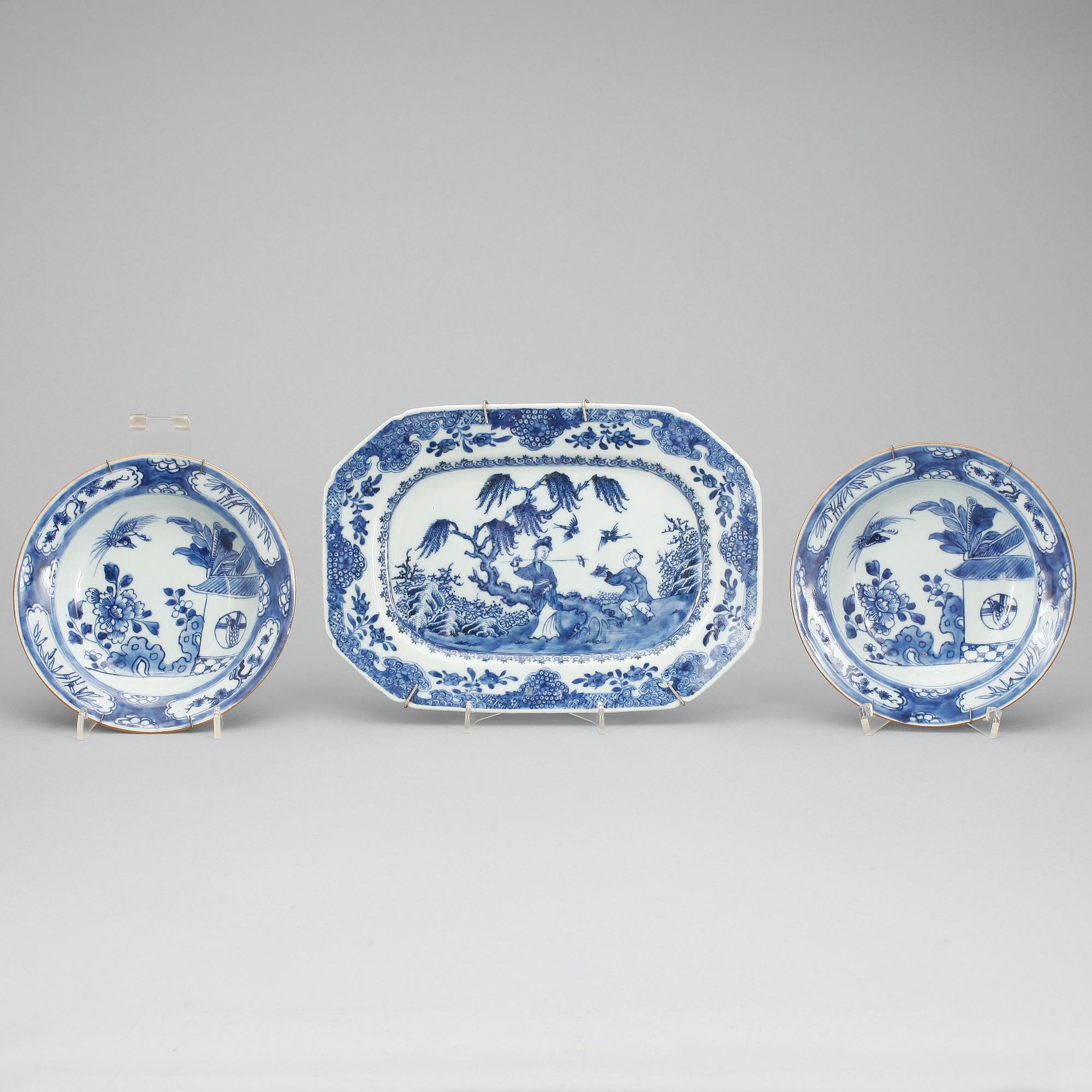 STEKFAT samt BÄRTALLRIKAR, 2 st, porslin, Qingdynastin 1700/1800-tal.