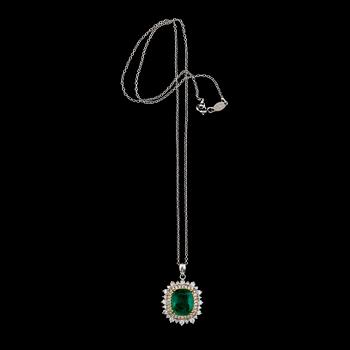 HÄNGE med KEDJA, 18K gult/vitguld, smaragd ca 3.50 ct, diamanter tot ca 0.82 ct.
