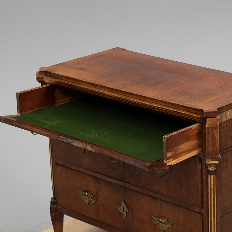An early 19th Century mahogany chest of drawers.