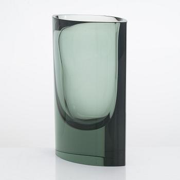 A green Kaj Franck glass vase model 407, signed Nuutajärvi Notsjö.