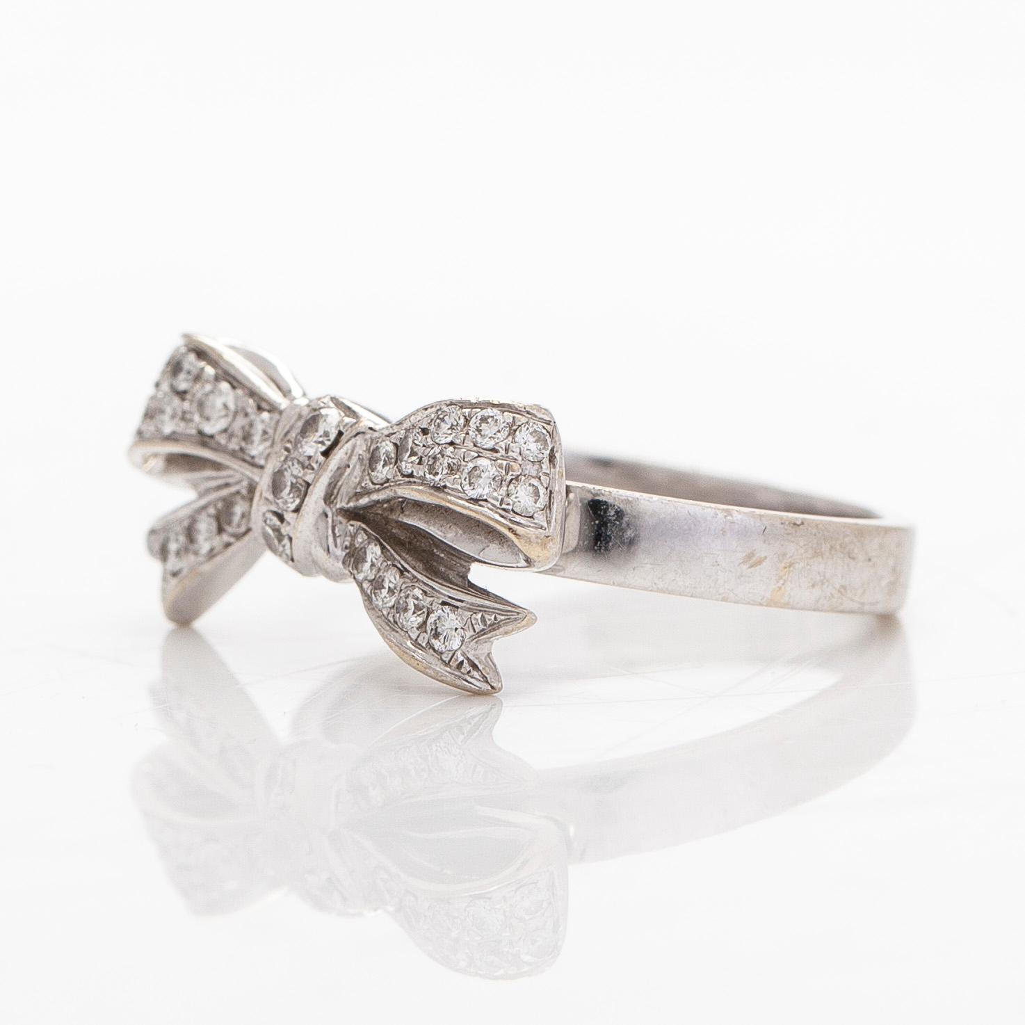 An 18K white gold ring with brilliant-cut diamonds.