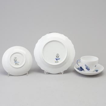 A 34 PIECE ROYAL COPENHAGEN PORCELAIN COFFEE SET.