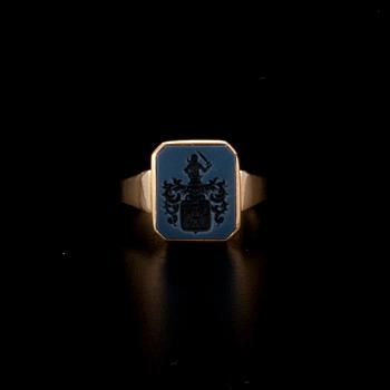 VAPENRING, guld 18K, H. Tillander, 1989. Vikt 6,1 g.