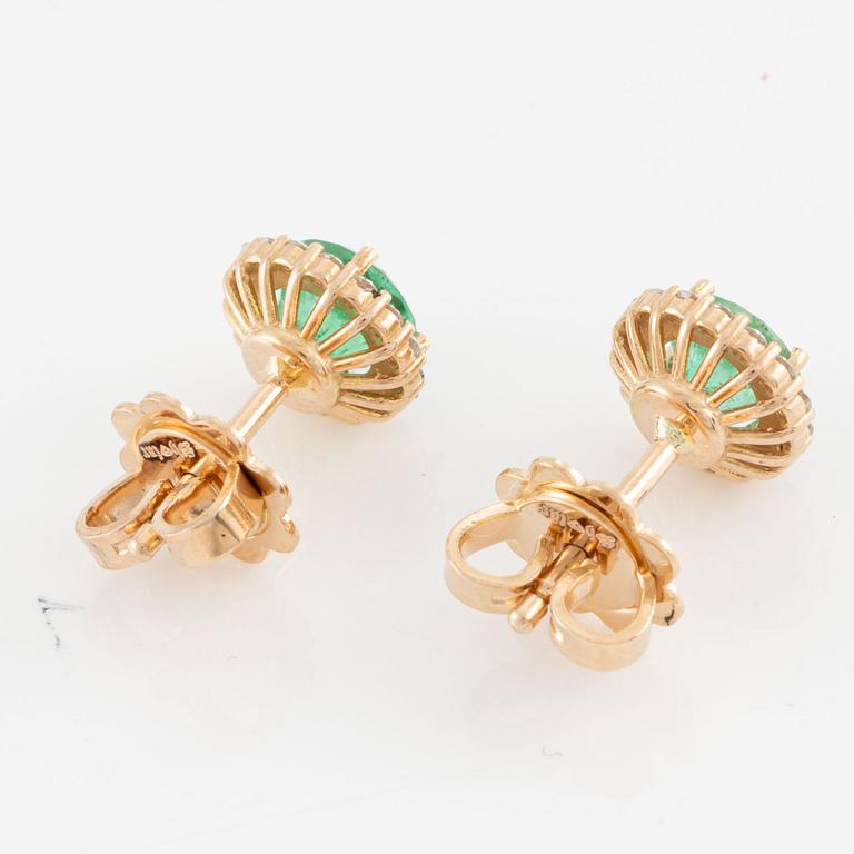 Earrings, 18K gold with emeralds and brilliant-cut diamonds.