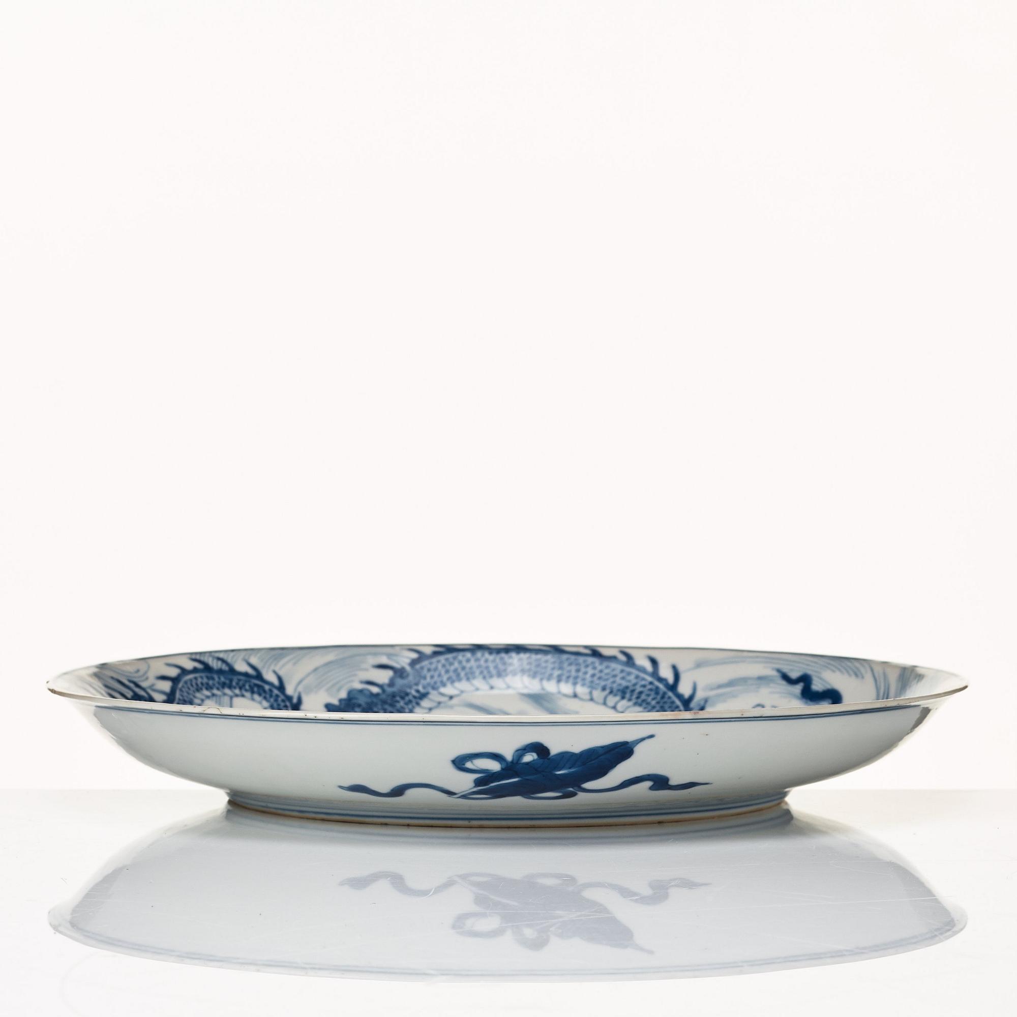 A blue and white dragon dish, Qing dynasty, Kangxi (1662-1722).