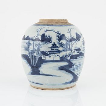 A Chinese Porcelain Ginger Jar, Qing Dynasty, 19th Century.