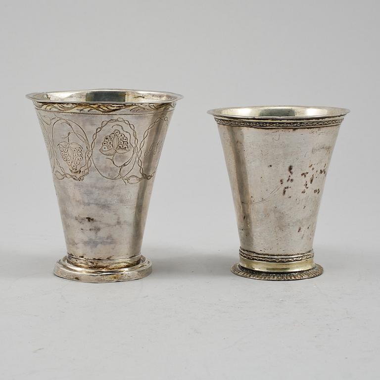 BÄGARE, 2 st, silver, Martin Bernström (1742-1779/82), Härnösand, och Johan Petter Ernander, Uppsala, 1818, vikt 113 g.
