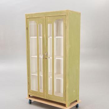 Vitrinskåp 1900-talets första hälft.