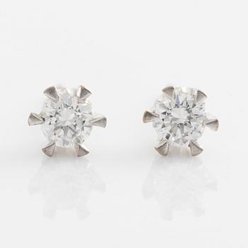 Örhängen samt hängsmycke med briljantslipade diamanter.