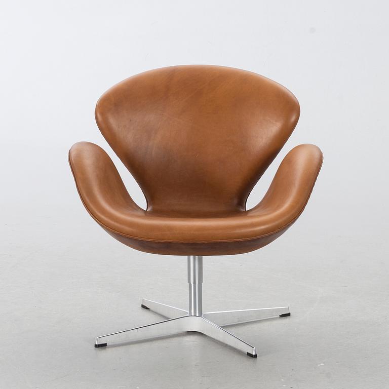 ARNE JACOBSEN, fåtölj, "Svanen", för Fritz Hansen Danmark/Polen 2017.
