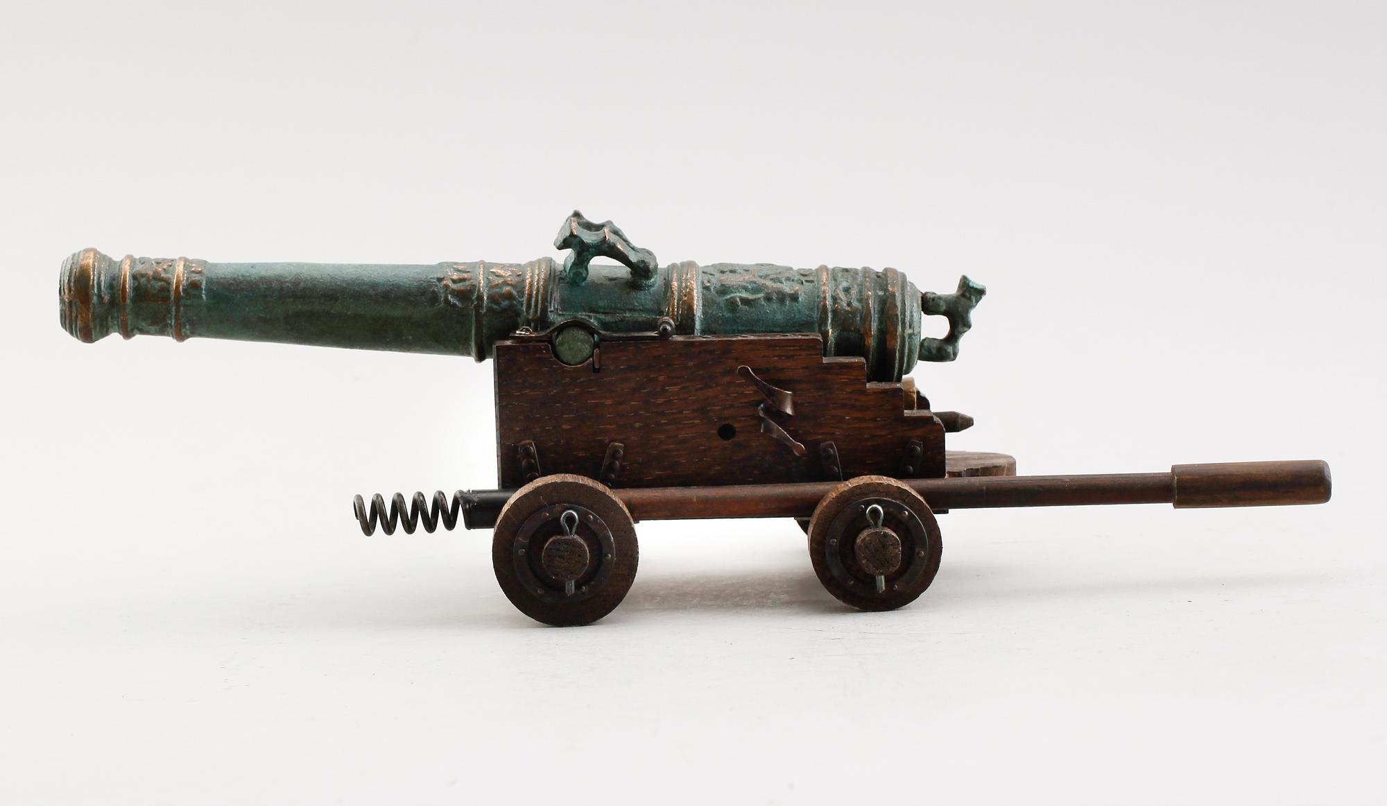 KANON, brons, kopia av vasakanon från 1620, Svensk Metallkonst AB, Carlscrona, 1900-talets andra hälft.