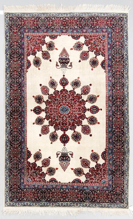 MATTA, sannolikt semiantik Täbriz. Ca 210 x 140.