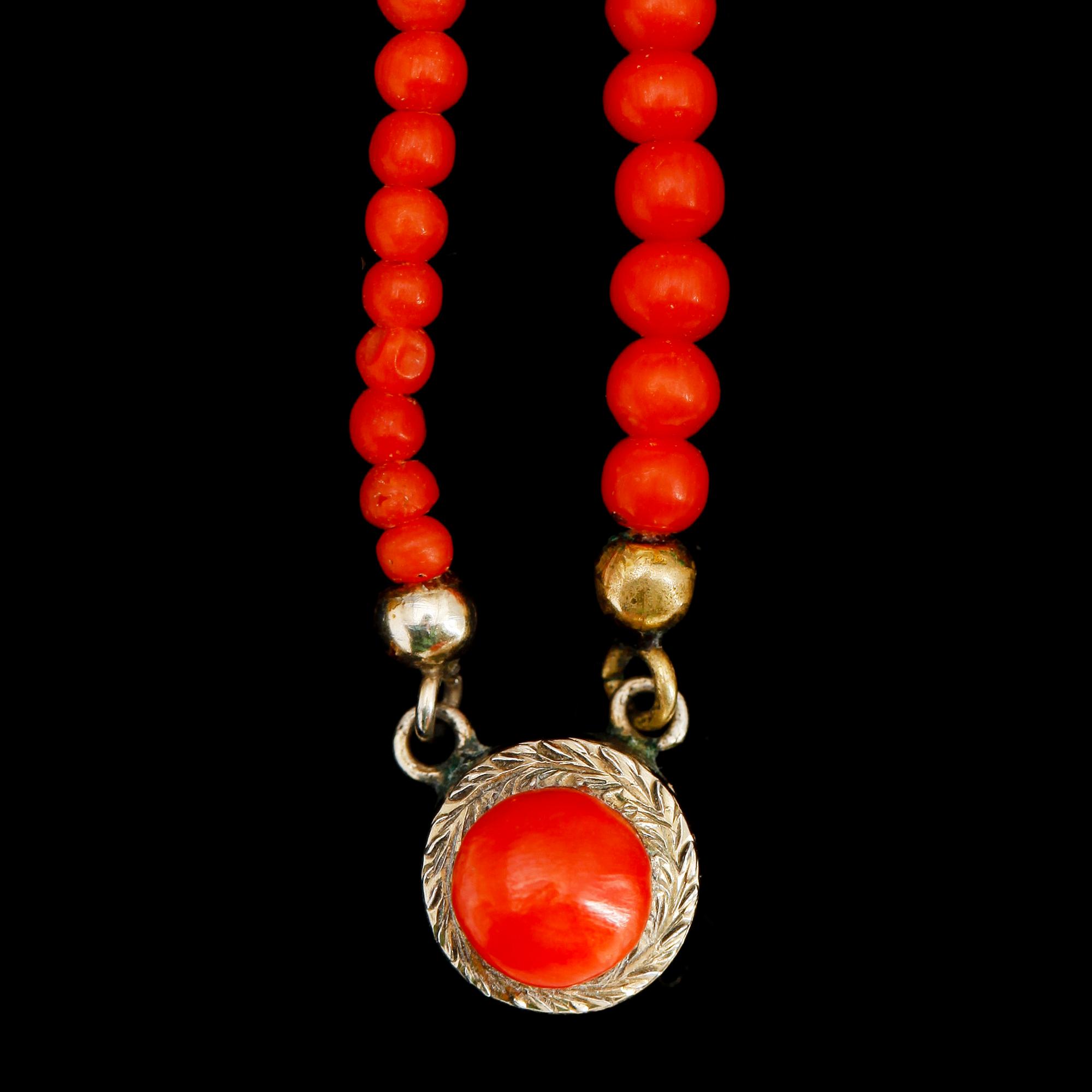 COLLIER, 2-radigt, doserade röda korallpärlor.