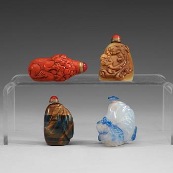 1385. SNUSFLASKOR, fyra stycken, av agat, tigeröga, glas samt calcedon. Kina.