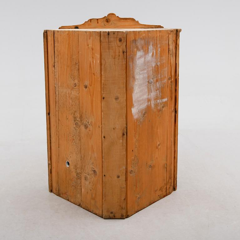 HÄNGHÖRNSKÅP, allmoge, 1800-talets andra hälft.