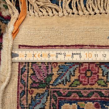 A Kerman carpet, approx. 420 x 300 cm.