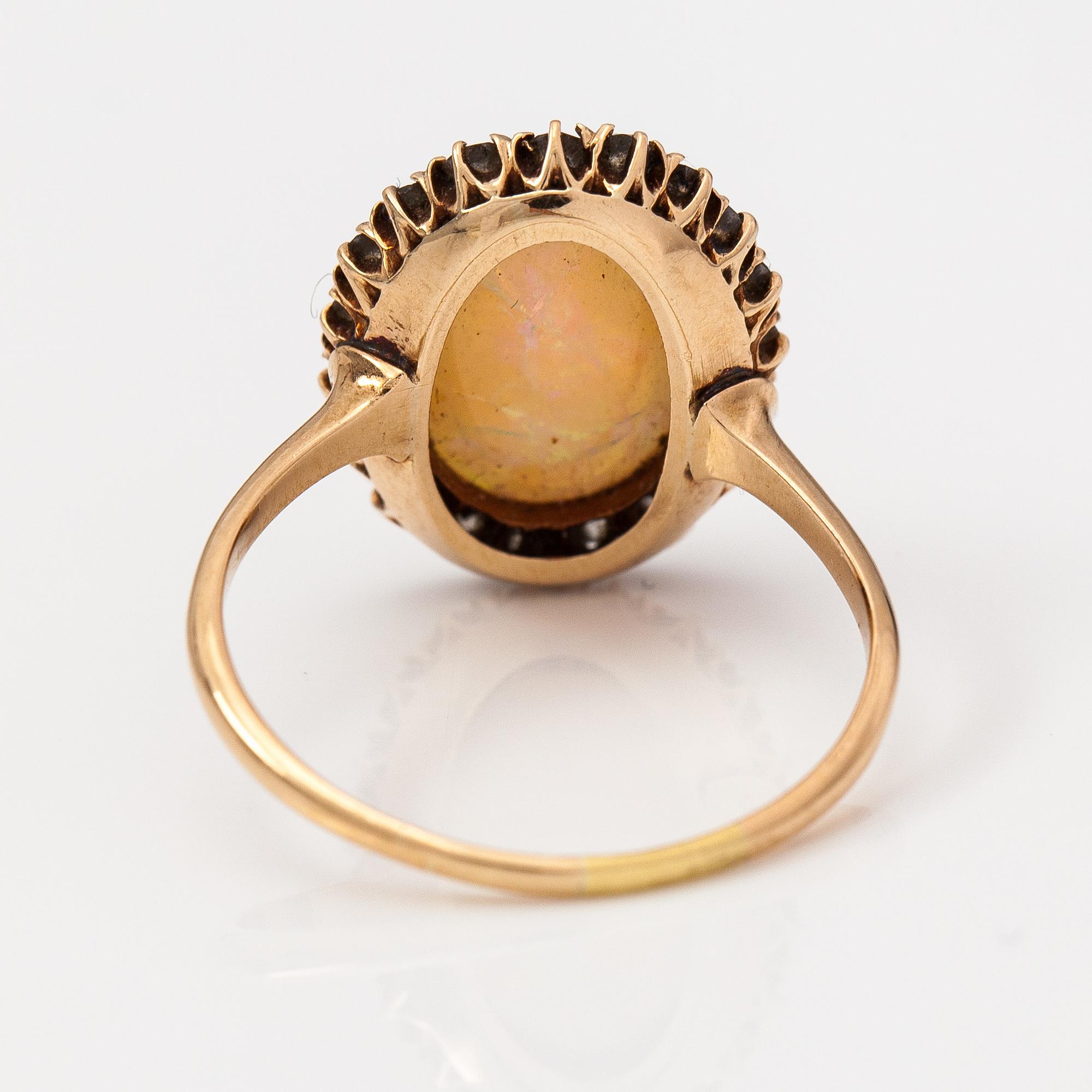 Sormus, 14-17K kultaa, opaali n. 3.50 ct ja vanhahiottuja timantteja n. 0.57 ct yht todistuksen mukaan.