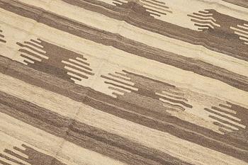 A persian kilim carpet, c. 293 x 195 cm.