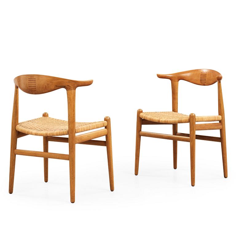 Hans J. Wegner, "Kohornsstolen/ Cowhorn chair", två stycken, "JH-505", Johannes Hansen, Danmark 1950-60.