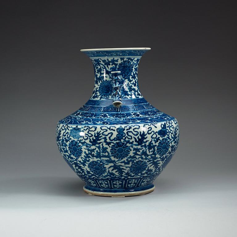 A magnificent blue and white vase, late Qing dynasty (1644-1912).