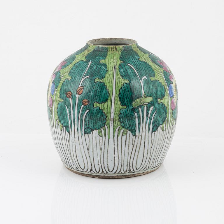 A porcelain jar, late Qing dynasty, around the year 1900.