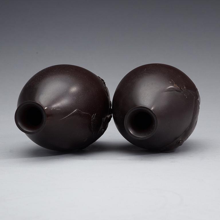 VASER, ett par, brons. Japan, Meiji (1868-1912).