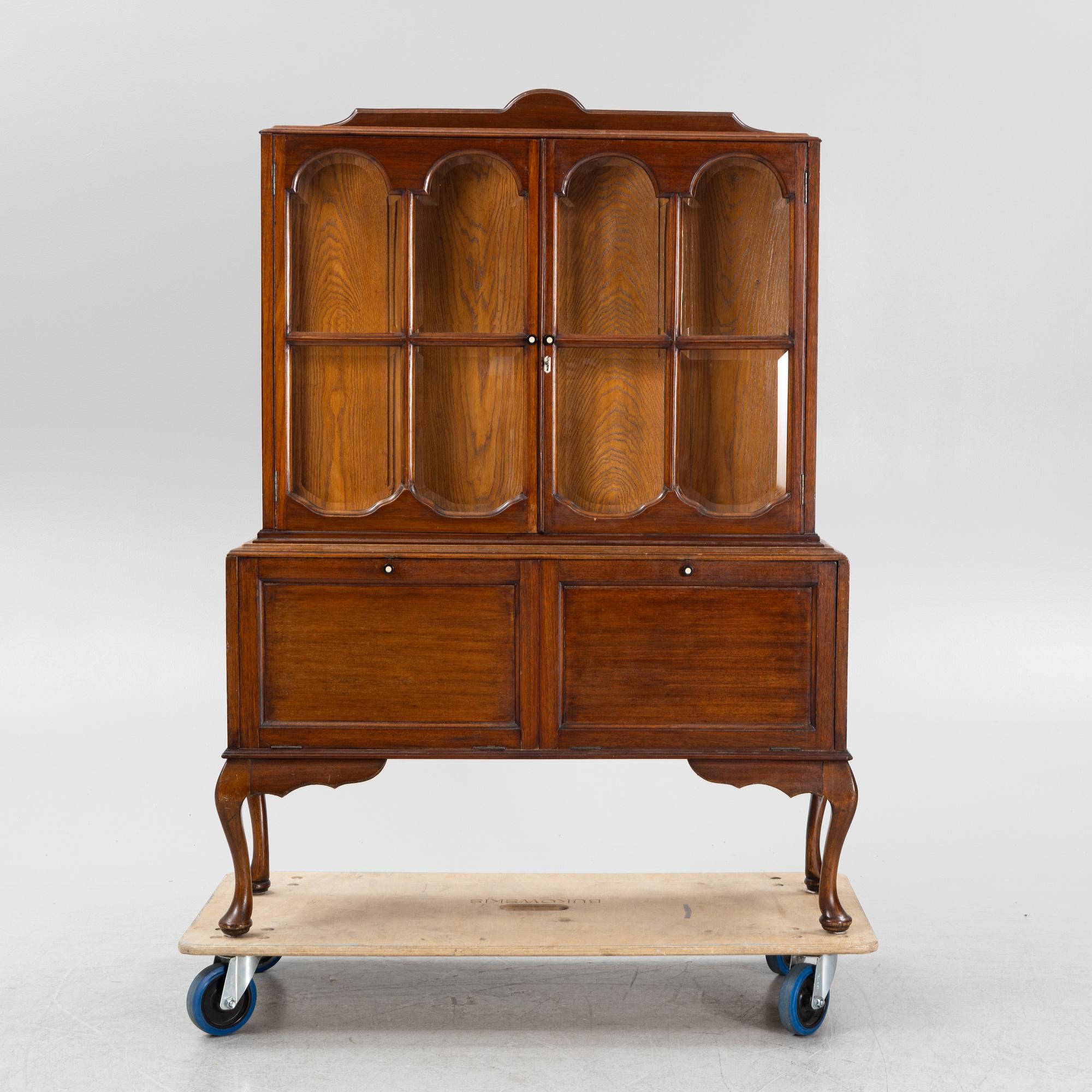 A dispay cabinet, first part of the 20th Century.