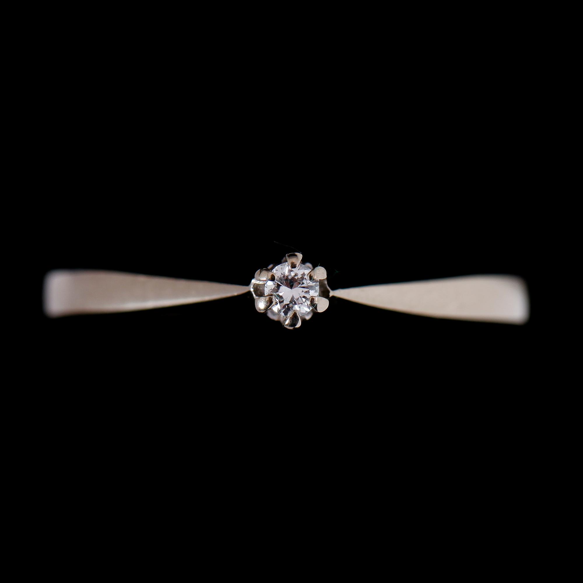 RING OCH HÄNGE, 18 k, vitguld. Total vikt ca 4 g.