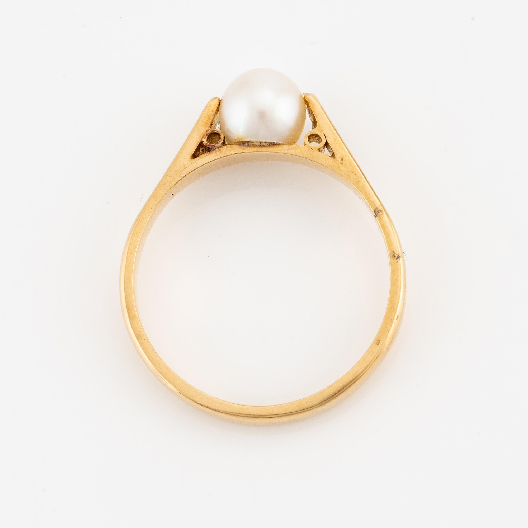 Ring, 18K gold with cultured pearl.