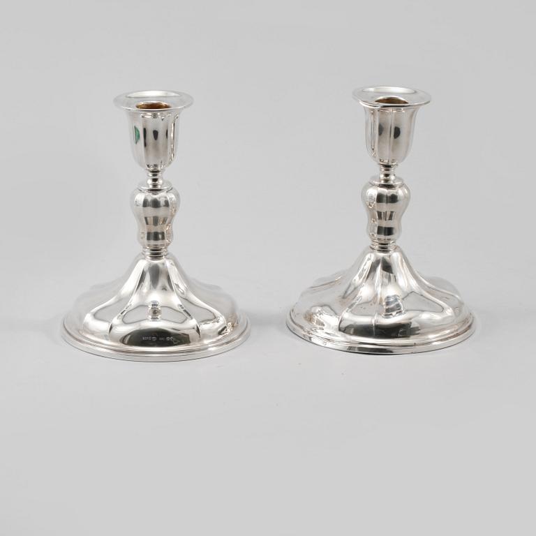 LJUSSTAKAR, ett par, silver, rokokostil, importstämpämplade, 1900-tal.