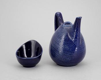 KAFFEKANNA SAMT SOCKERSKÅL, porslin, "Blå eld", Hertha Bengtsson, Rörstrand.