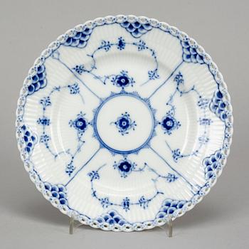 Royal Copenhagen, servisdelar, 14 delar, porslin. "Musselmalet", Danmark.