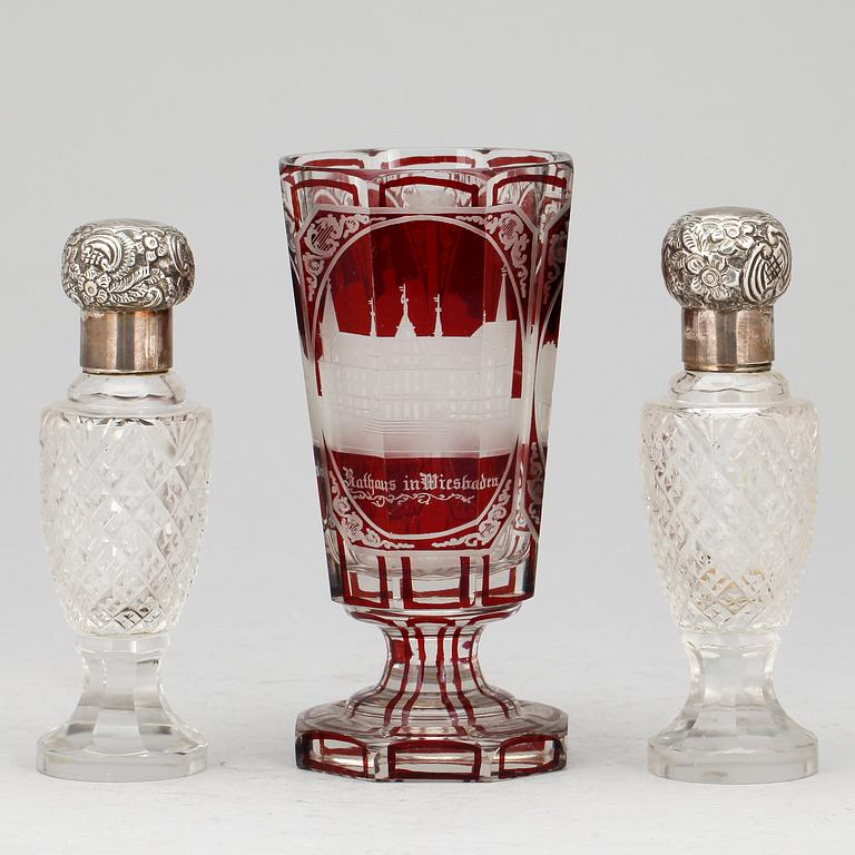 BÄGARE SAMT  ett par FLAKONGER, glas, Tyskland 1800-talets andra hälft resp London 1899.