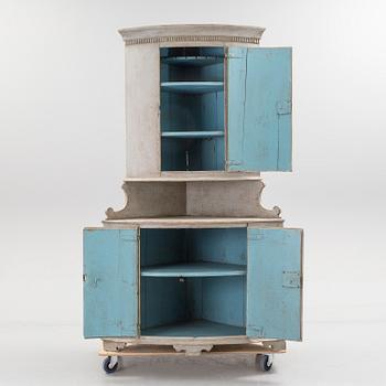 A late gustavian corner cabinet from around year 1800.