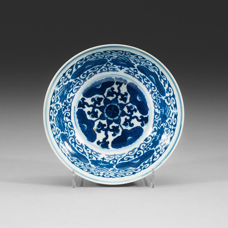 An green glazed and blue and white bowl, late Qing dynasty (1644-1912), with Guangxu six character mark.