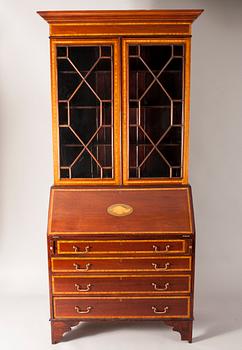 SKRIVBYRÅ MED ÖVERSKÅP / BUREAU CABINET, engelsk stil, sekelskiftet 1800/1900.