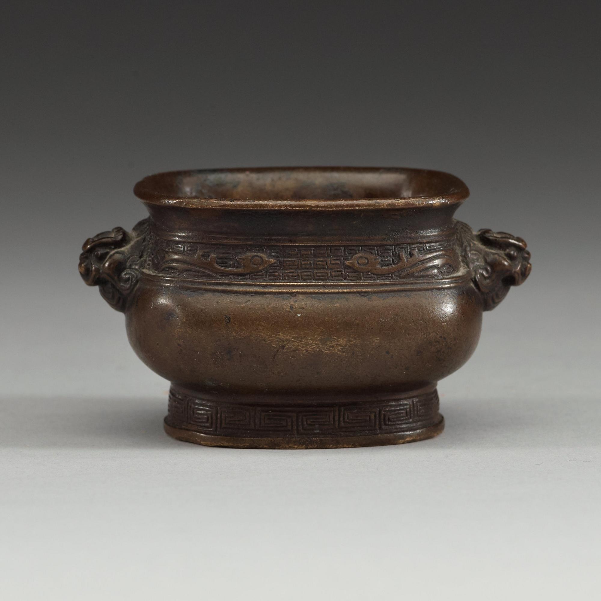 MINIATYRRÖKELSEKAR, brons. Qing dynastin (1644-1912).