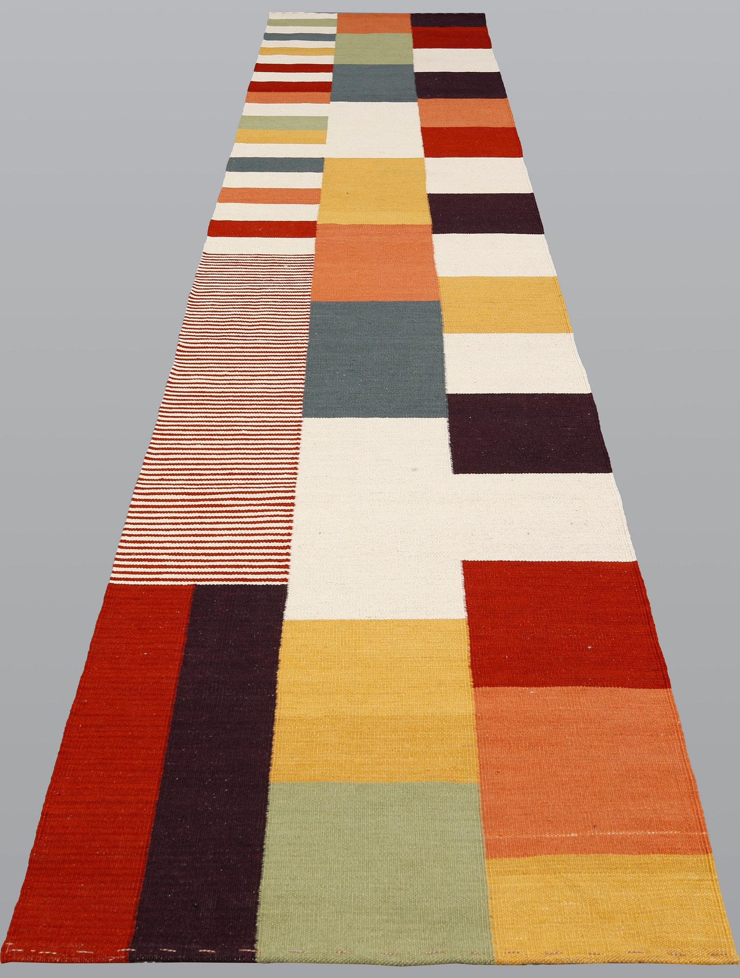 A Kelim runner carpet, 398 x 83 cm.