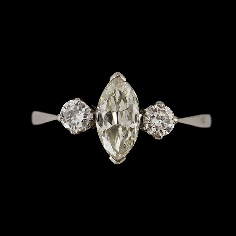 RING, 18k vitguld med 2 briljantslipade diamanter tot ca 0.2 ct samt en navetteslipad diamant ca 0.8 ct. Vikt 4 g.